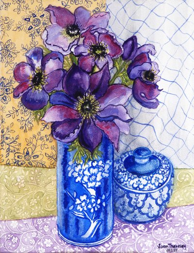 Anemoni in un vaso blu e bianco con pentola e tessuti, 2012 da Joan Thewsey